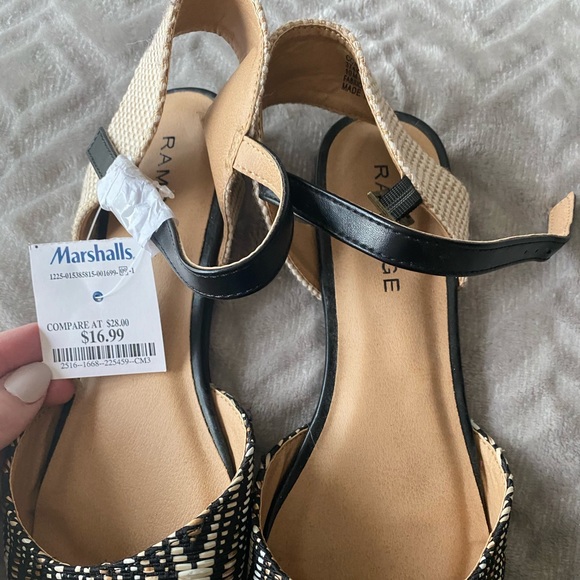 Pointed around the ankle flats - Picture 3 of 3